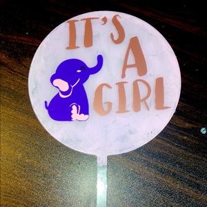 It’s a girl baby shower/gender reveal cake topper